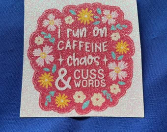 Cafeína, Caos e Palavrões – Adesivo Glitter Atrevido para Rainhas da Bagunça