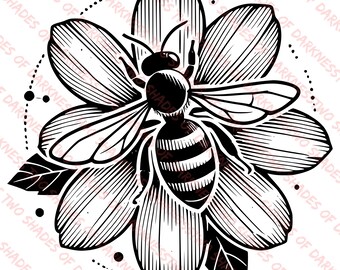 Pode incluir: Uma ilustração gráfica a preto e branco de uma abelha sobre uma flor de várias pétalas. O design apresenta linhas arrojadas, sombreamento e uma borda circular pontilhada com o texto repetido TWO SHADES OF DARKNESS ao redor.