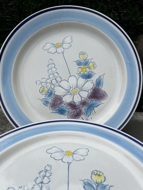 4 Japan Stoneware Marked Blue Trim White Flower 10.5 “ Dinner