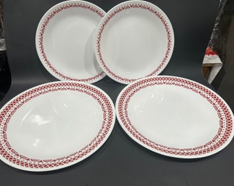 3 Corelle Red Cordona-Muster Zwei 10-Zoll-Teller Zwei 9-Zoll-Teller