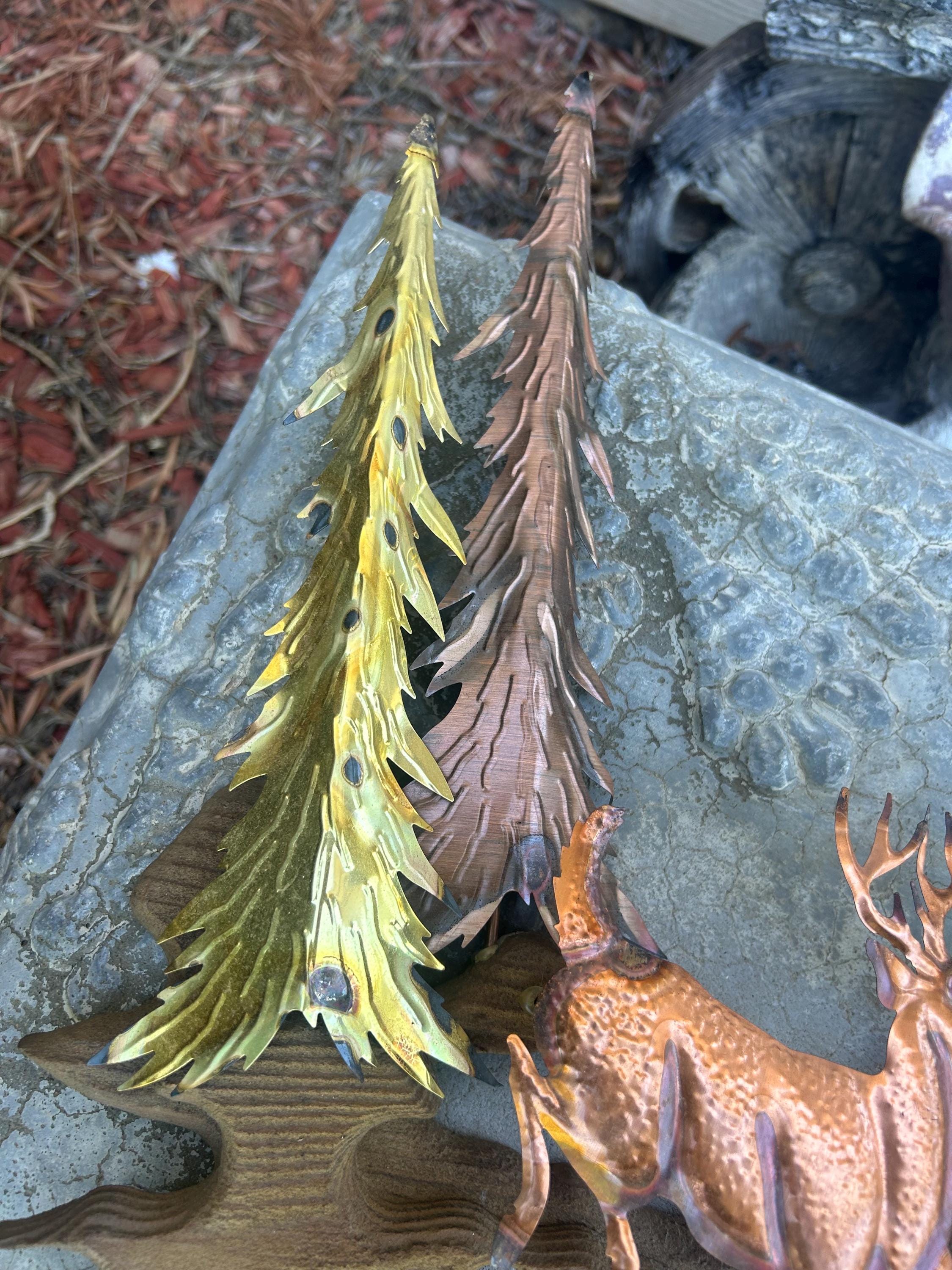 松の木の間を走る鹿を描いたヴィンテージ銅製吊り下げ絵画 - Etsy 日本