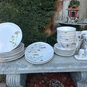 Bee & Willow Charlotte Wildflower-gerechten. Dinerborden, broodborden, ontbijtgranen, schotels, koffiemokken, shakers. Individueel verkocht