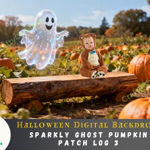 以下が含まれることがあります： 輝く幽霊と、クマのコスチュームを着た赤ちゃんが丸太に座っているハロウィーンのデジタル背景。オレンジ色のカボチャとランタンのあるカボチャ畑が舞台です。