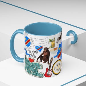 Peut inclure: Mug en céramique blanche avec intérieur et anse bleus, orné d'illustrations colorées de la République démocratique du Congo. Le motif comprend un singe, une guitare et le drapeau du pays. Le mug mesure environ 9,5 cm de haut.
