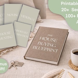 Puede incluir: Una colección de guías PDF imprimibles de color beige para la compra de una vivienda, incluido un libro titulado "The House Buying Blueprint". La imagen también presenta una taza de café, llaves y el texto "Bonus Gift!" y "Printable PDF 20+ Sections 100+ Pages A4, A5."