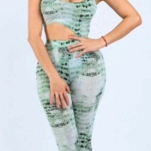 Op de afbeelding: Een groene en witte slangprint twee-delige outfit met een tanktop en broek.