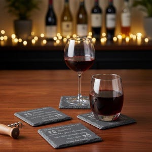 Peut inclure: Panneau en bois rustique avec l'inscription "Welcome to our home" en lettres blanches. Le panneau présente une finition vieillie et un design simple et accueillant, idéal pour la décoration d'entrée.