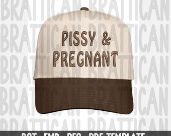 Könnte beinhalten: Baseballkappe mit braunem Schirm und cremefarbener Krone. Der Text "PISSY & PREGNANT" ist in braunen Blockbuchstaben auf der Vorderseite der Kappe zu sehen. Der untere Teil des Bildes zeigt den Text "DST, EMB, PES, PDF TEMPLATE".