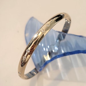 Originalt vintage Swarovski-armband, guldfärgad metall och kristaller, minimalistiskt elegant kontorsaccessoar, gammaldags stil, klassisk 90-tals elegans