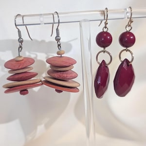 Conjunto de 2 pares de pendientes colgantes, con forma de lágrima de resina roja y discos de madera natural escalonados, estilo bohemio y moderno, bisutería.