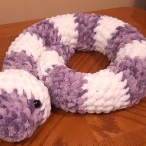 Grande pitone all'uncinetto - Serpente di peluche bianco e viola - Morbido giocattolo fatto a mano per gli amanti dei rettili