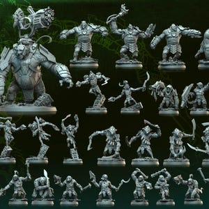 Może przedstawiać: Kolekcja szarych figurek, w tym duże, opancerzone postacie i mniejsze postacie wojowników. Figurki są ułożone na ciemnozielonym tle. Tekst "PRIMAL WARLORDS WARBREED" jest widoczny u góry.