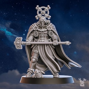 Peut inclure: Figurine grise détaillée d'un guerrier tenant un grand marteau avec des symboles runiques. La figurine porte une armure et une cape flottante, avec un casque et un ornement de tête décoratif. Le socle est sombre, sur fond de nuit étoilée.