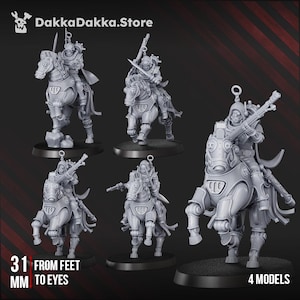 Puede incluir: Cuatro figuras en miniatura de resina gris sin pintar de jinetes sobre caballos mecánicos. Cada jinete lleva una capa con capucha y un rifle. Los caballos presentan un blindaje segmentado. Texto: DakkaDakka.Store y 31 MM FROM FEET TO EYES.