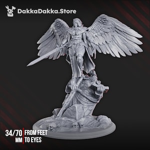 Peut inclure: Une figurine miniature en résine grise représentant un guerrier ailé en cape à capuche, tenant une épée et debout sur une base rocheuse avec des crânes. Le texte DakkaDakka.Store et 34/70 MM FROM FEET TO EYES sont visibles sur l'image.