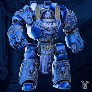 Może przedstawiać: Szczegółowa niebiesko-złota miniaturowa figura robota. Figurka ma skomplikowaną zbroję ze szczegółami czaszki i wieńca laurowego. Konstrukcja robota obejmuje hełm, naramienniki i duże, przegubowe kończyny. Ogólna estetyka jest futurystyczna i mechaniczna.