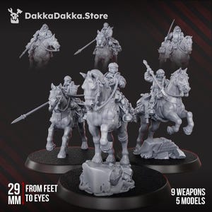 Peut inclure: Cinq figurines de cavalerie miniatures grises non peintes sur des socles ronds. Chaque cavalier est sur un cheval, certains tenant des lances ou des épées. Texte : DakkaDakka.Store, 29 MM FROM FEET TO EYES, 9 WEAPONS 5 MODELS. Modèles en plastique.