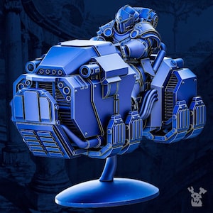 Peut inclure: Un véhicule futuriste bleu avec un design détaillé, avec une figurine assise dans une armure assortie. Le véhicule a une base arrondie et des composants mécaniques complexes, suggérant un thème de science-fiction ou de fantaisie.