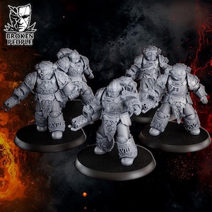 Peut inclure: Cinq figurines miniatures grises de guerriers en armure, chacune sur une base noire. Les figurines présentent des motifs d'armure et des armes complexes. Le logo "BROKEN PEOPLE" est dans le coin supérieur gauche.