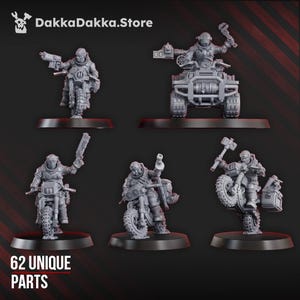 Peut inclure: Six figurines miniatures grises, dont des personnages sur des motos et un véhicule tout-terrain. Les figurines sont posées avec divers outils et armes. Le texte "DakkaDakka.Store" et "62 UNIQUE PARTS" sont visibles.