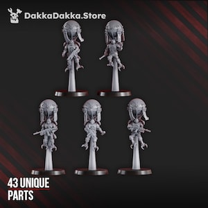 Könnte beinhalten: Fünf graue Miniaturfiguren, die jeweils einen Soldaten mit futuristischem Helm und Waffe darstellen, auf einem Ständer montiert. Die Figuren sind vor einem dunklen Hintergrund mit roten diagonalen Streifen angeordnet. Der Text "43 UNIQUE PARTS" befindet sich unten.