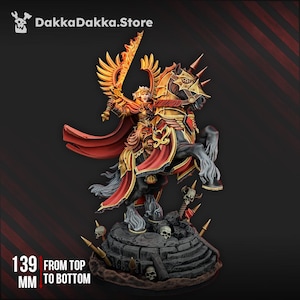 Op de afbeelding: Gedetailleerd beeldje van een krijger te paard, met een vurig zwaard en gouden harnas. Het beeldje is gemonteerd op een zwart paard met sierlijke details. De basis is een stenen structuur met schedels. De tekst luidt "139 mm van boven naar beneden."