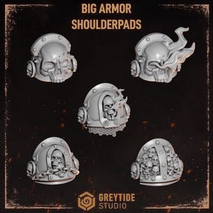 Peut inclure: Cinq épaulettes en résine grise pour figurines miniatures, étiquetées BIG ARMOR SHOULDERPADS. Chaque pièce présente des motifs de crânes, incluant des effets de fumée, des chaînes et des amas de crânes, avec la marque Greytide Studio en bas.
