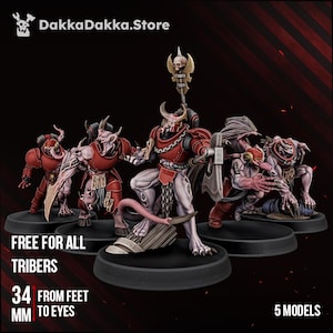 Può includere: Cinque miniature di guerrieri fantasy con pelle pallida, armatura rossa e dettagli metallici. La figura centrale impugna una grande ascia e poggia su una base. Il testo nell'immagine recita DakkaDakka.Store, FREE FOR ALL TRIBERS, 34 MM FROM FEET TO EYES, 5 MODELS.