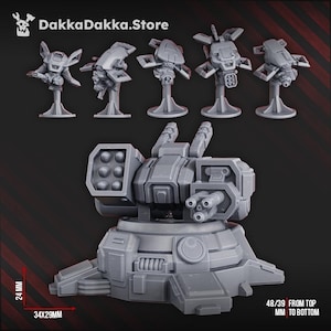 Peut inclure: Plusieurs modèles gris miniatures pour jeux de guerre. L'image présente plusieurs petits véhicules volants et une grande tourelle avec plusieurs canons et lance-missiles. La tourelle mesure 3,4 cm x 2,9 cm, et la hauteur est de 4,8/3,9 cm. Le logo "DakkaDakka.Store" est en haut à gauche.