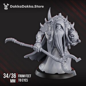 Peut inclure: Figurine miniature grise d'un magicien barbu tenant un bâton. La figurine porte une cape à capuche et une armure. Le texte "DakkaDakka.Store" est en haut. La figurine mesure 34/36 mm des pieds aux yeux.