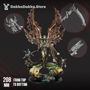 Peut inclure: Figurine miniature détaillée d'une créature ailée à l'apparence squelettique, sur une base texturée. La figurine est principalement marron, verte et jaune, avec des composants d'armes miniatures supplémentaires. Le texte "208 mm du haut en bas" est visible.