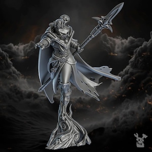 Peut inclure: Figurine grise imprimée en 3D représentant un guerrier tenant une lance. Le guerrier est vêtu d'une armure, d'une cape et d'un casque avec des accents de crâne. La figurine repose sur une base stylisée avec un motif tourbillonnant et enfumé, sur fond sombre et nuageux.