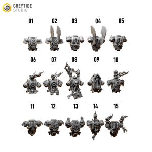 Puede incluir: Una colección de quince figuras en miniatura grises y detalladas, probablemente para juegos de mesa o modelismo. Cada figura es un torso con varios accesorios, incluyendo alas, llamas y detalles ornamentales. Las figuras están numeradas del 01 al 15.