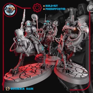 Peut inclure: Trois figurines miniatures grises de cavaliers montés sur des créatures mécaniques ressemblant à des oiseaux, sur des socles texturés en pierre craquelée. Les personnages ont des yeux bleus lumineux et des équipements techniques. Texte : BUILD-KIT, PRESUPPORTED, 60X35MM BASE.