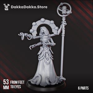Peut inclure: Figurine grise imprimée en 3D représentant une figure squelettique avec plusieurs bras, portant une longue robe et une structure en forme de halo. La figurine mesure 5,3 cm de haut des pieds aux yeux. Le texte "DakkaDakka.Store" est en haut.