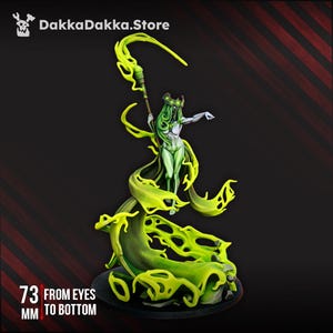 Könnte beinhalten: Miniatur-Fantasyfigur einer Frau mit grünen Haaren und Kleidung, die einen Stab hält. Die Figur ist von einem fließenden, neongrünen, stilisierten Design umgeben. Der Text "73 mm from eyes to bottom" ist sichtbar. Das DakkaDakka.Store-Logo befindet sich oben links.