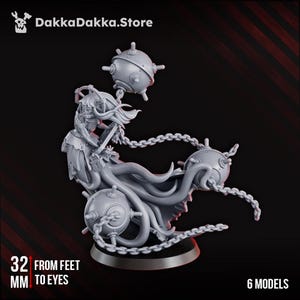 Op de afbeelding: Een grijze miniatuurfiguur van een vrouwelijke krijger met wapperend haar, die een zwaard vasthoudt en vastgeketend is aan drie bolvormige objecten. De figuur is 3,2 cm hoog. De tekst "DakkaDakka.Store" staat bovenaan. De tekst "6 MODELS" staat onderaan.