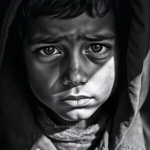 Las almas más fuertes llevan los ojos más tristes. Arte de pared con retrato emocional en blanco y negro. Póster realista de un niño triste. Decoración humanitaria para el hogar.
