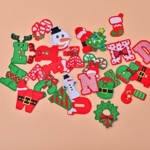 Jolies lettres dans des coloris de Noël, cadeaux d'accessoires de vacances pour enfants, père Noël et bas