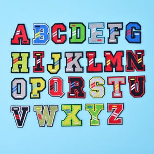Superbes écussons adhésifs monogrammés avec des combinaisons de noms de style motard, le partenaire idéal pour coudre des noms sur des sacs d'école pour garçons et enfants