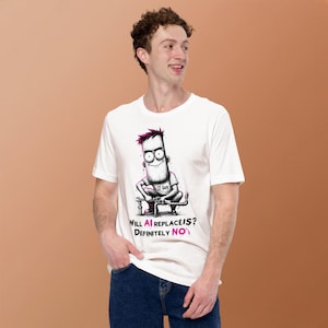 Puede incluir: Una camiseta blanca de manga corta con una ilustración gráfica de un personaje de dibujos animados etiquetado como IT GUY sosteniendo una llave inglesa. Debajo del personaje, el texto dice WILL AI REPLACE US? DEFINITELY NO! El diseño utiliza acentos en negro, blanco y rosa.
