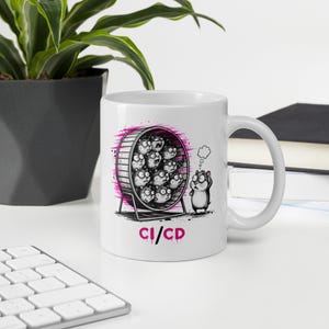 Puede incluir: Una taza de cerámica blanca con una ilustración gráfica de una rueda de hámster llena de muchos hámsteres, con un hámster de pie afuera mirándolos. Debajo de la ilustración, el texto CI/CD está impreso en letras de color magenta intenso.