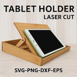 Puede incluir: Un soporte de tableta de madera cortado con láser con una tableta en una funda verde. El soporte es de madera marrón claro y tiene una parte trasera ajustable. El texto "TABLET HOLDER LASER CUT" está en la parte superior.