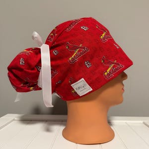 Casquette de gommage style euro ou queue de cheval St. Louis Cardinals rouge, cartes, MLB, baseball