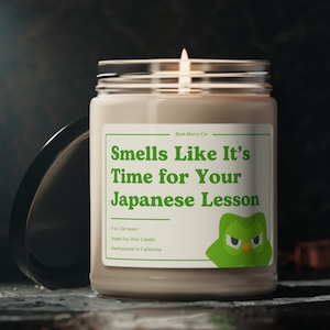 Het ruikt alsof het tijd is voor je Japanse les | Dagelijkse taalles | Grappige kaarscadeaus voor vrienden | Veganistische sojawaskaarscadeaus