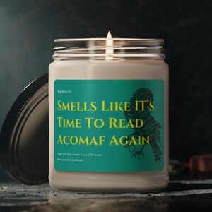 Op de afbeelding: Een sojawas kaars in een glazen pot met een turquoise label waarop staat "Smells Like It's Time To Read ACOMAF Again". De kaars weegt 9 ounce en heeft een brandtijd van 50 uur. Hij is handgegoten in Californië.