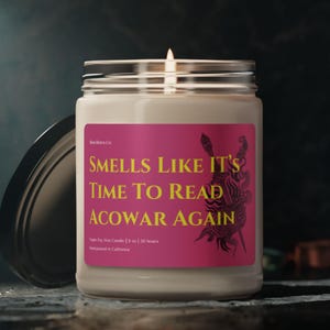 Op de afbeelding: Een roze en gele kaars pot met de tekst "Smells Like It's Time To Read ACOWAR Again". De kaars is een sojawas kaars en is handgemaakt in Californië.