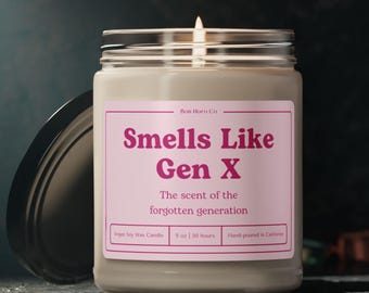 Riecht nach Gen X | Der Duft der vergessenen Generation | Pink | Geschenk für Sie | Vegan Sojawachs | Lustiges Kerzen Geschenk für Gen X