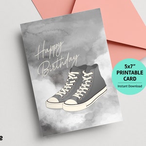 Può includere: Biglietto di auguri di compleanno stampabile con un paio di scarpe da ginnastica grigie alte su uno sfondo acquerellato grigio. Il biglietto recita "Buon compleanno".