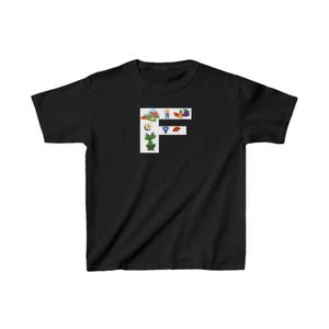 Camiseta infantil con la letra F, algodón pesado™, suave y de fácil cuidado